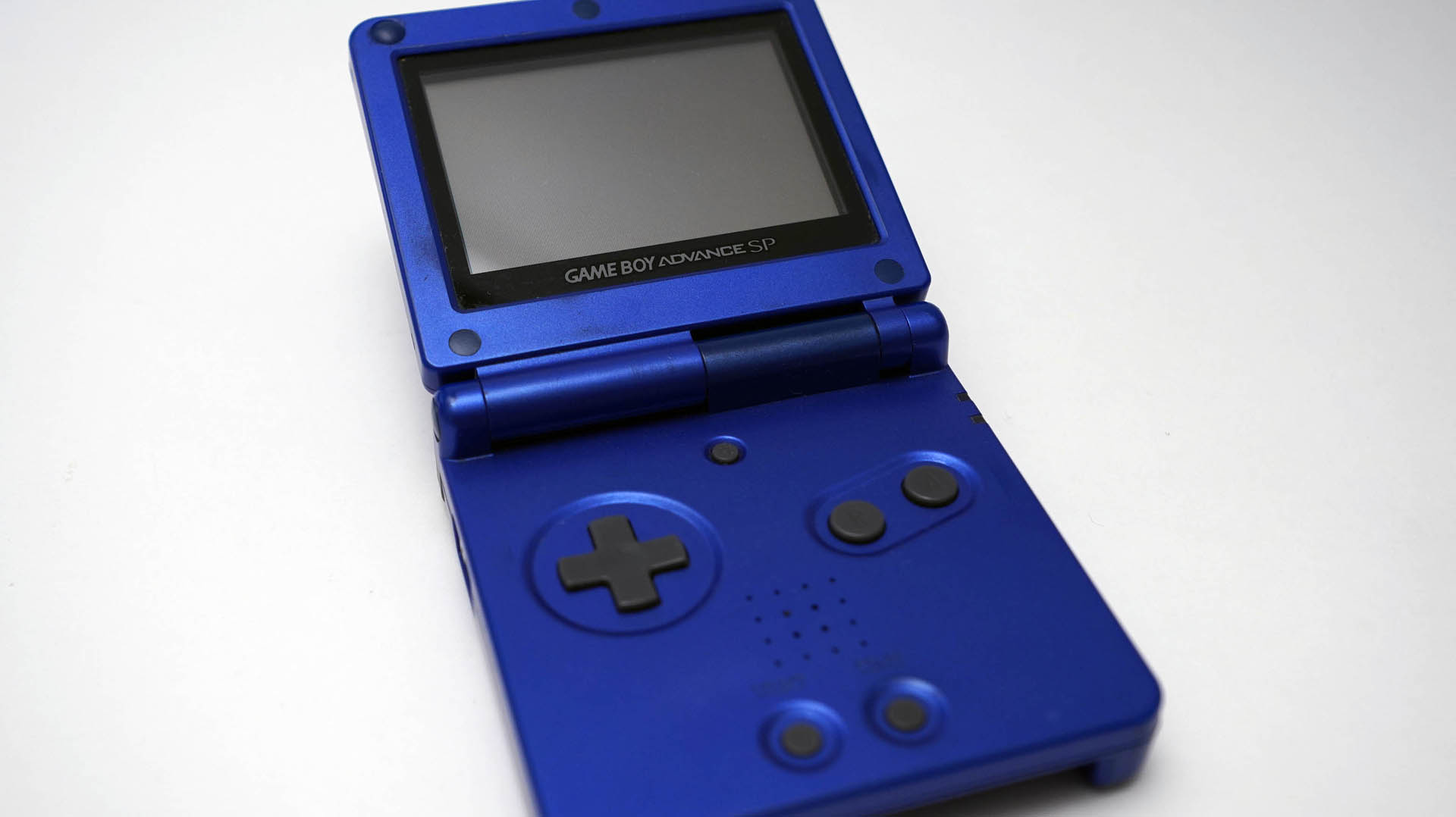 Game Boy Advance SP (Blue) - videogamesmuseum.org